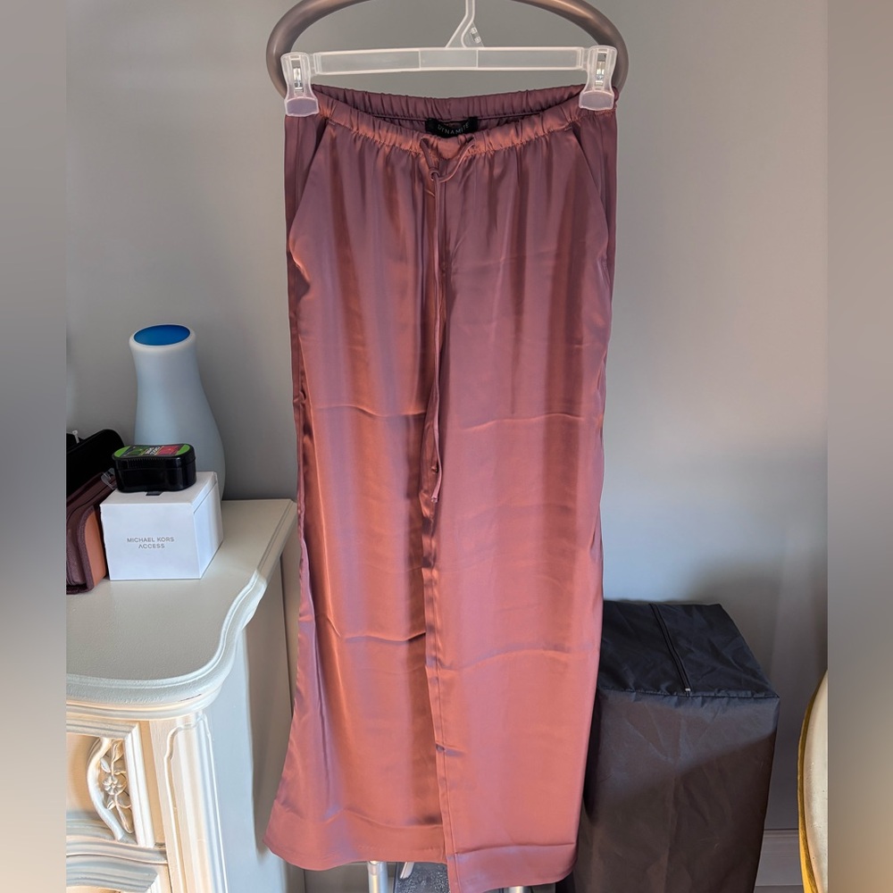 BWNT Dynamite Leo satin pants in rose taupe / dusty rose XS - Picture 7 of 12